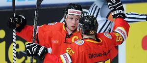 Geht doch. Felix Schütz (r.) gratuliert dem Torschützen Michael Wolf.