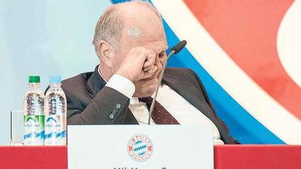 Überwältigt vom Zuspruch. Für Uli Hoeneß wurde die Jahreshauptversammlung zu einer Art persönlichem Bürgerentscheid. Jetzt will er dem Verein dienen „bis ich nicht mehr atmen kann“. Foto: dpa