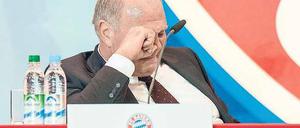 Überwältigt vom Zuspruch. Für Uli Hoeneß wurde die Jahreshauptversammlung zu einer Art persönlichem Bürgerentscheid. Jetzt will er dem Verein dienen „bis ich nicht mehr atmen kann“. Foto: dpa