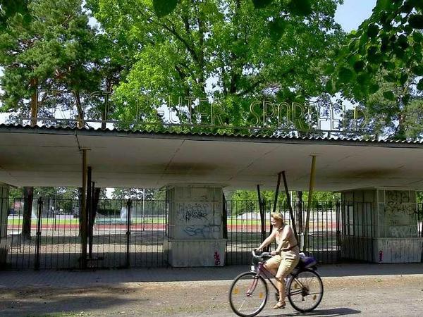 Der alte Eingang zum Ernst-Reuter-Sportfeld, der schon seit vielen Jahren gesperrt ist