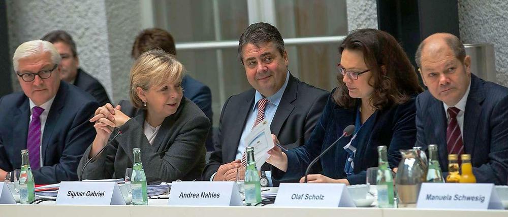 Sigmar Gabriel und seine Parteigenossen bei den Koalitionsverhandlungen.