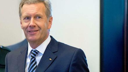 Am Revers trägt Christian Wulff das Bundesverdienstkreuz als Anstecker.