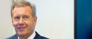 Am Revers trägt Christian Wulff das Bundesverdienstkreuz als Anstecker.