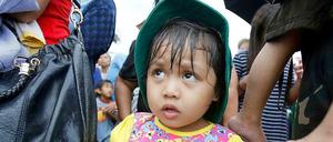 Ein Mädchen hat Kekse bekommen.