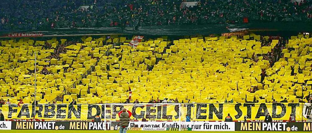 Vor dem Pokalspiel zwischen Bayern München und Borussia Dortmund klauten die Bayern-Fans in einer Fan-Choreographie die traditionellen Farben des BVB.