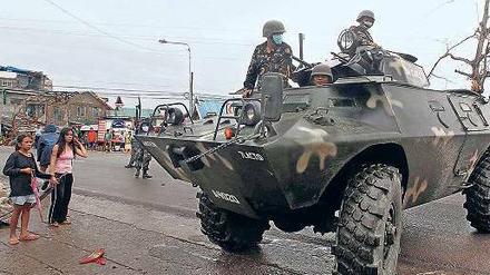 Soldaten patrouillieren mit einem Panzer in den Straßen von Tacloban. Foto: dpa