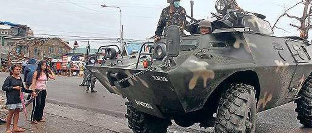 Soldaten patrouillieren mit einem Panzer in den Straßen von Tacloban. Foto: dpa