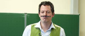 Gibt es eine Formel für das Glück? Das will Eckart von Hirschhausen von den Schülern in Bergneustadt wissen. Der Komiker ist Botschafter der ARD-Glückswoche.