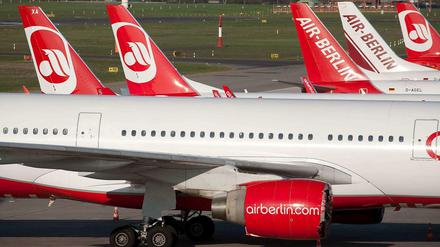 Flieger von Air Berlin in Berlin-Tegel, wo die Airline neben Düsseldorf und Palma de Mallorca ein Drehkreuz betreibt. Air Berlin ist in Berlin der mit Abstand größte Anbieter von Flügen.