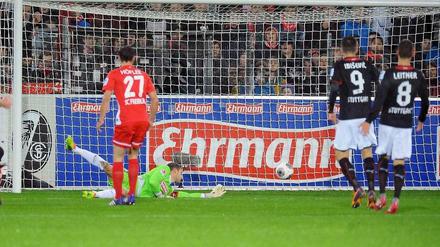 Drin ist er: Freiburgs Höfler und Baumann (2. v. l.) können nur hinterher schauen. Torschütze Werner ist schon auf und davon zum Jubeln.
