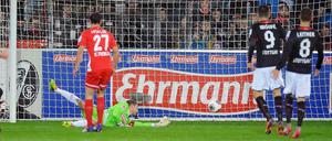 Drin ist er: Freiburgs Höfler und Baumann (2. v. l.) können nur hinterher schauen. Torschütze Werner ist schon auf und davon zum Jubeln.