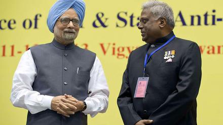 Indiens Premier Manmohan Singh (links) mit dem Chef der indischen Bundespolizeibehörde Ranjit Sinha (rechts).