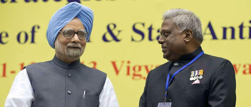 Indiens Premier Manmohan Singh (links) mit dem Chef der indischen Bundespolizeibehörde Ranjit Sinha (rechts).