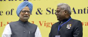 Indiens Premier Manmohan Singh (links) mit dem Chef der indischen Bundespolizeibehörde Ranjit Sinha (rechts).