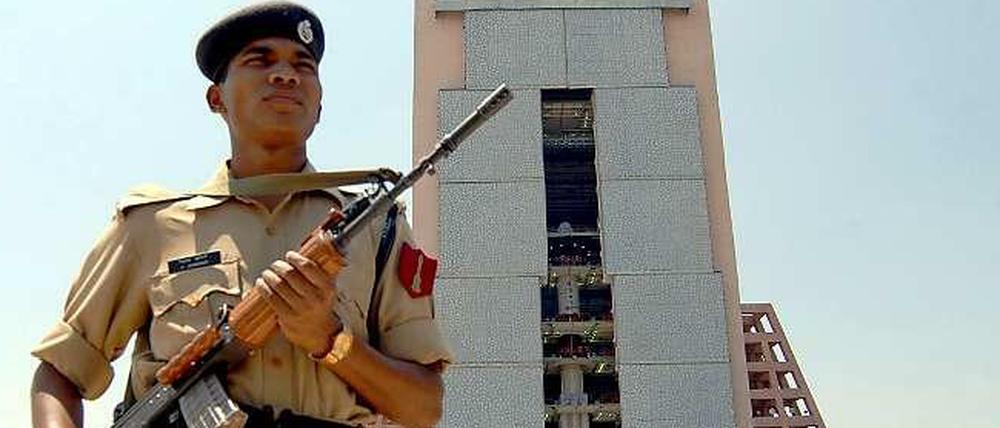 Ein Soldat bewacht eine Raketen-Station in Indien