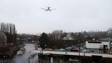 Krach im Anflug. Nicht nur hier am Kurt-Schumacher-Platz wird es noch viele Jahre sehr laut bleiben. Betroffen sind 300.000 Menschen - von Spandau über Reinickendorf und Mitte bis nach Pankow.