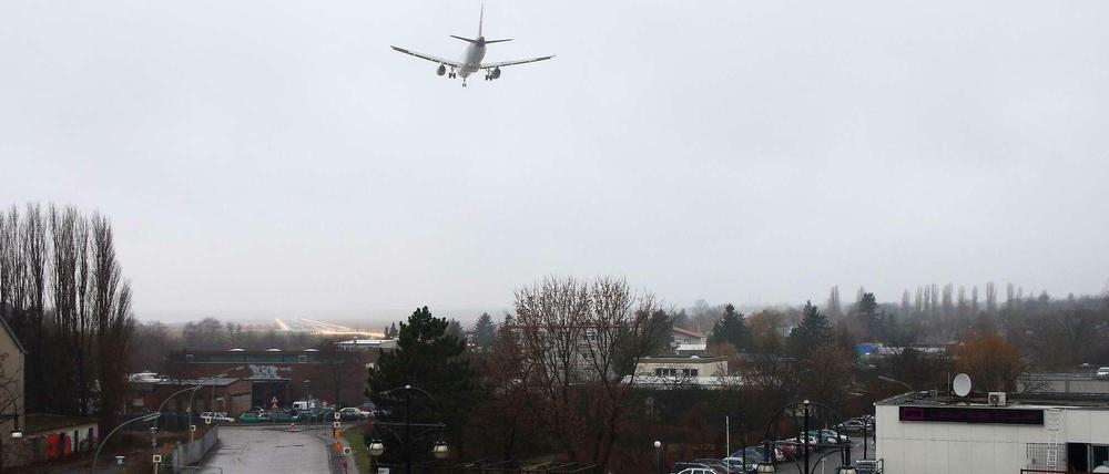 Krach im Anflug. Nicht nur hier am Kurt-Schumacher-Platz wird es noch viele Jahre sehr laut bleiben. Betroffen sind 300.000 Menschen - von Spandau über Reinickendorf und Mitte bis nach Pankow.