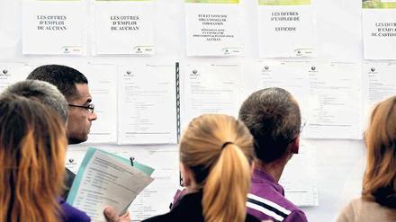 Auf Beschäftigungssuche. Arbeitslose Franzosen studieren Stellenanzeigen bei einer Jobbörse in der Nähe von Lille im Norden des Landes. 
