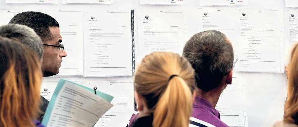 Auf Beschäftigungssuche. Arbeitslose Franzosen studieren Stellenanzeigen bei einer Jobbörse in der Nähe von Lille im Norden des Landes. 