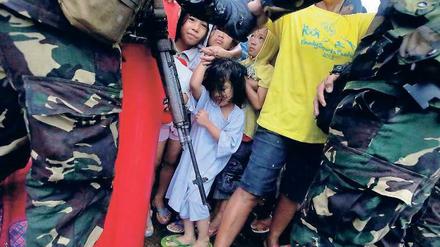 Auf dem Flughafen von Tacloban hat eine Menge die Landebahn gestürmt. Soldaten drängten die Menschen zurück.