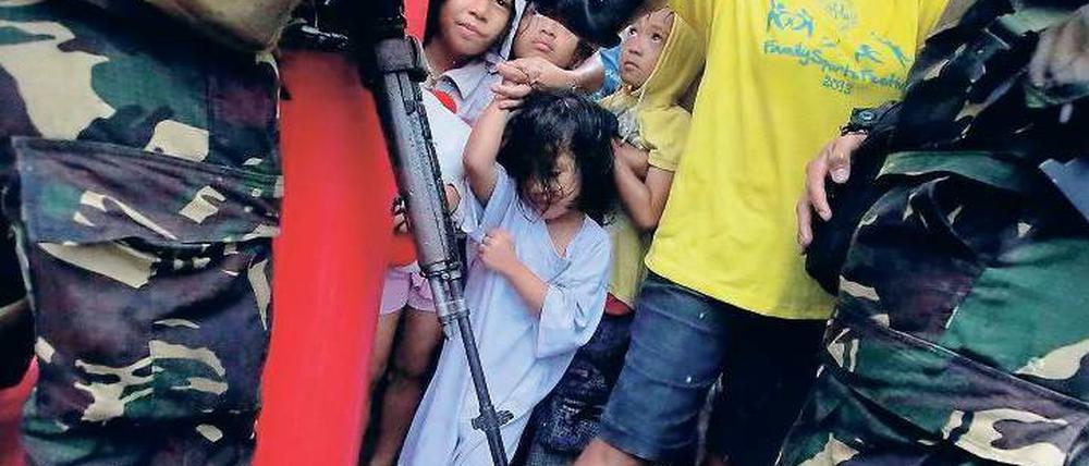Auf dem Flughafen von Tacloban hat eine Menge die Landebahn gestürmt. Soldaten drängten die Menschen zurück.