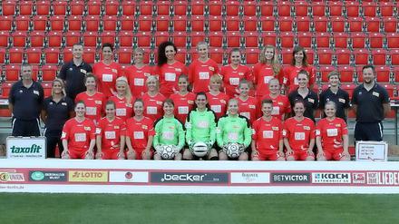 Mittlere Reihe links: Trainer Steffen Beck, der Uwe Neuhaus von Unions Frauenmannschaft.
