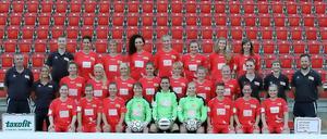 Mittlere Reihe links: Trainer Steffen Beck, der Uwe Neuhaus von Unions Frauenmannschaft.