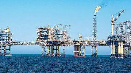 Klassische Öl- und Gasförderung, wie hier in der Nordsee, ist nach Ansicht der IEA zu teuer. Daher rät die Organisation zum Fracking. Foto: picture-alliance/ dpa