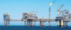 Klassische Öl- und Gasförderung, wie hier in der Nordsee, ist nach Ansicht der IEA zu teuer. Daher rät die Organisation zum Fracking. Foto: picture-alliance/ dpa