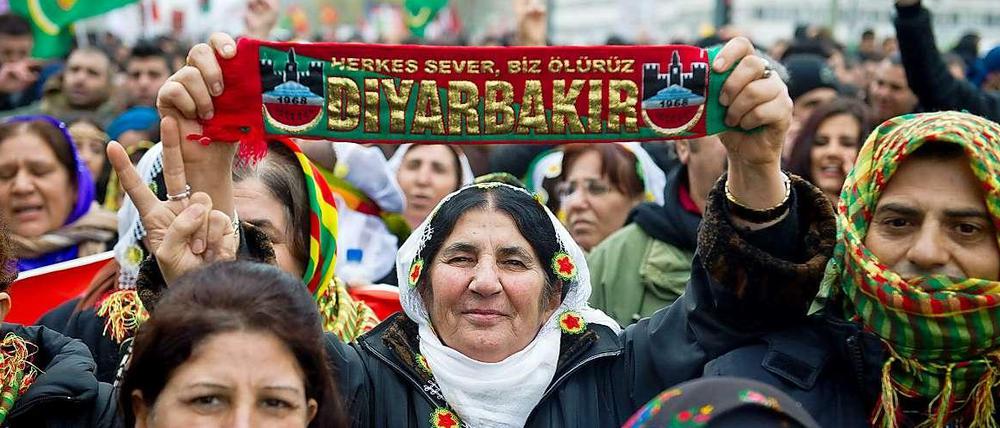 Jedes Alter ist bei der Demonstration vertreten, die sich für die Auflösung des PKK-Verbotes einsetzt.