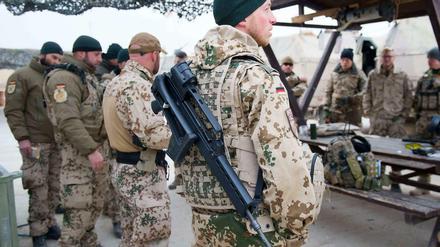 Deutsche Soldaten bei einer Patrouille in Masar-i-Scharif. 