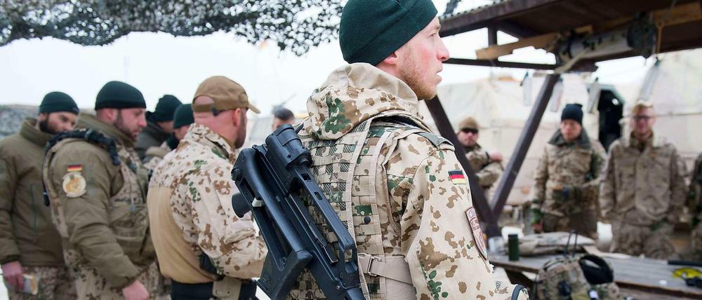 Deutsche Soldaten bei einer Patrouille in Masar-i-Scharif. 