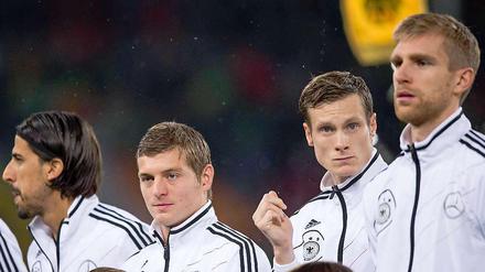 Da staunst du. Marcell Jansen (2.v.r.) hat mit 19 in der Nationalelf debütiert. Mit 24 schien seine Karriere beendet – mit 28 könnte er im Sommer zum dritten Mal an einer WM teilnehmen.