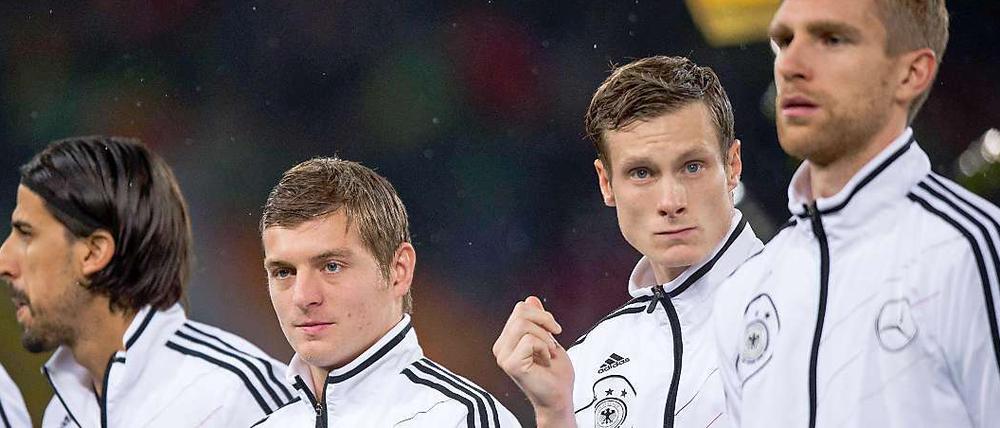 Da staunst du. Marcell Jansen (2.v.r.) hat mit 19 in der Nationalelf debütiert. Mit 24 schien seine Karriere beendet – mit 28 könnte er im Sommer zum dritten Mal an einer WM teilnehmen.