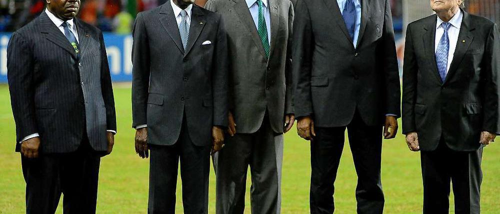 Teodoro Obiang (2.v.l.) gilt als einer der brutalsten und korruptesten Diktatoren in Afrika.