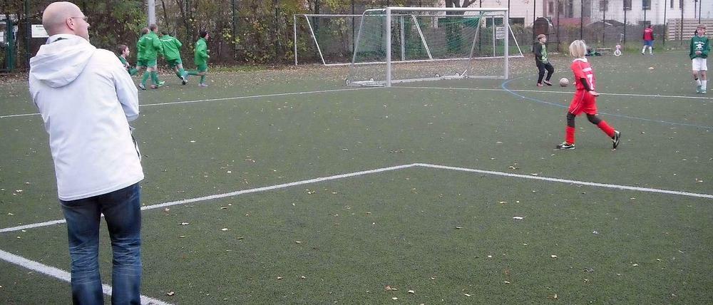 Ein weites Feld: Und Trainer Andreas (v.) muss alles überblicken.