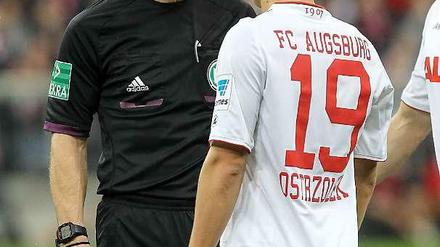 Kein Gespräch unter Freunden. Schiedsrichter Gagelmann und Augsburgs Orstzolek.