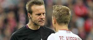 Kein Gespräch unter Freunden. Schiedsrichter Gagelmann und Augsburgs Orstzolek.