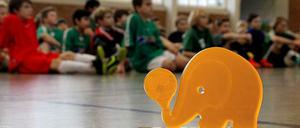 Um den kleinen Elefanten spielen Berlins Kinder seit Jahrzehnten. Der Erfinder des Pokals ist nun gestorben.