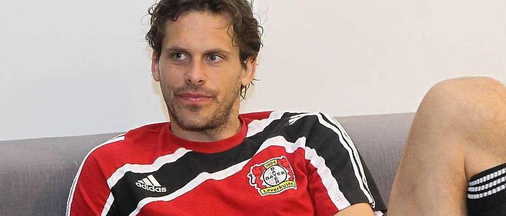 Runter von der Couch! Der Ex-Leverkusener Manuel Friedrich muss wohl bald wieder gegen den Ball treten.