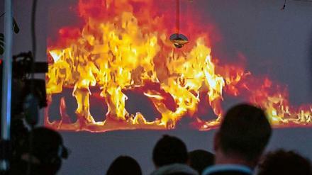 Neues Brandgutachten zu Feuertod Oury Jallohs: Journalisten sehen am Dienstag auf einer Pressekonferenz in Berlin ein Video zu einem neuen Gutachten zum Feuertod des Asylbewerbers Oury Jalloh aus Sierra Leone am 7. Januar 2005 in einer Polizeizelle in Dessau.