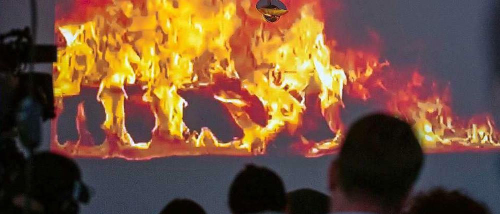 Neues Brandgutachten zu Feuertod Oury Jallohs: Journalisten sehen am Dienstag auf einer Pressekonferenz in Berlin ein Video zu einem neuen Gutachten zum Feuertod des Asylbewerbers Oury Jalloh aus Sierra Leone am 7. Januar 2005 in einer Polizeizelle in Dessau.
