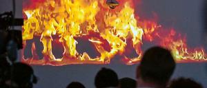 Neues Brandgutachten zu Feuertod Oury Jallohs: Journalisten sehen am Dienstag auf einer Pressekonferenz in Berlin ein Video zu einem neuen Gutachten zum Feuertod des Asylbewerbers Oury Jalloh aus Sierra Leone am 7. Januar 2005 in einer Polizeizelle in Dessau.