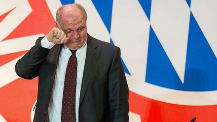 Zu Tränen gerührt: Uli Hoeneß, Präsident des FC Bayern München, kommen bei der Jahreshauptversammlung des FC Bayern München die Tränen.