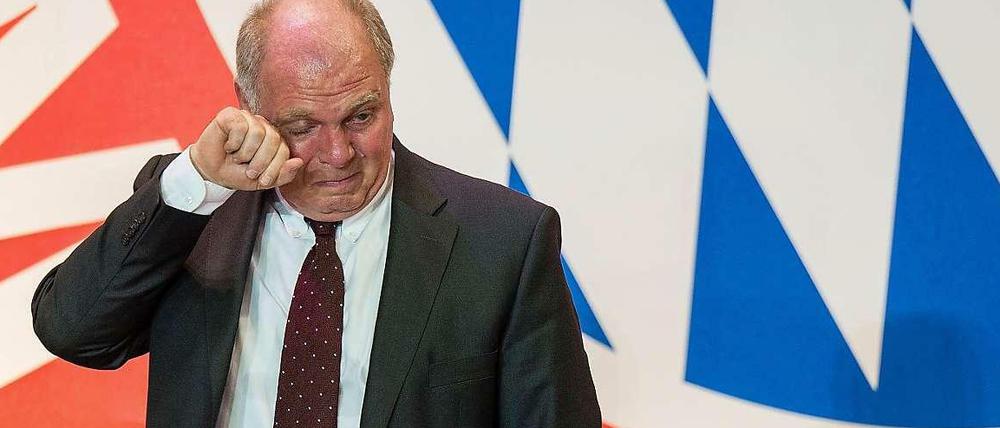 Zu Tränen gerührt: Uli Hoeneß, Präsident des FC Bayern München, kommen bei der Jahreshauptversammlung des FC Bayern München die Tränen.