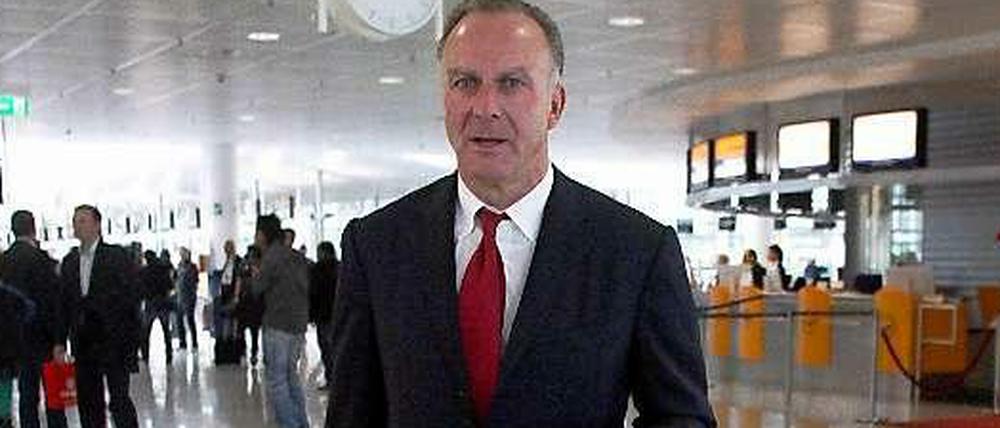 Mit Flug zum Tor. Manchmal nur leider zum falschen: Karl-Heinz Rummenigge.