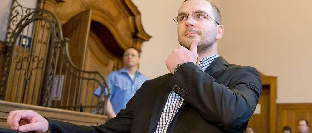 Der Berliner NPD-Chef Sebastian Schmidtke kommt am 13. November zum Prozess im Amtsgericht Tiergarten in Berlin. Die Staatsanwaltschaft wirft Schmidtke unter anderem Volksverhetzung vor.