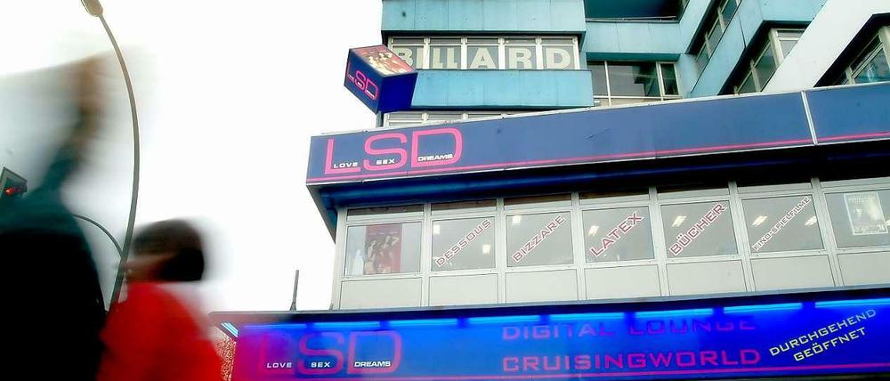 Blaulichtmileu. Früher haben auf der Kurfürstenstraße die Freier die Prostituierten angesprochen. Jetzt sprechen die Prostituierten praktisch jeden an - oft aufdringlich und aggressiv.