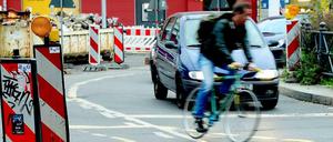 Auch sein Weg soll sicherer werden: Seit Jahren wird am Kottbusser Tor in Berlin-Kreuzberg gebaut, um die Gefahr für Radfahrer zu verringern.