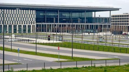 Sieht nur von außen fertig aus: Ein neuer Bericht belegt, dass im „Fluggastterminal“ des BER erst drei Prozent der nötigen „Restleistung“ geschafft wurden.